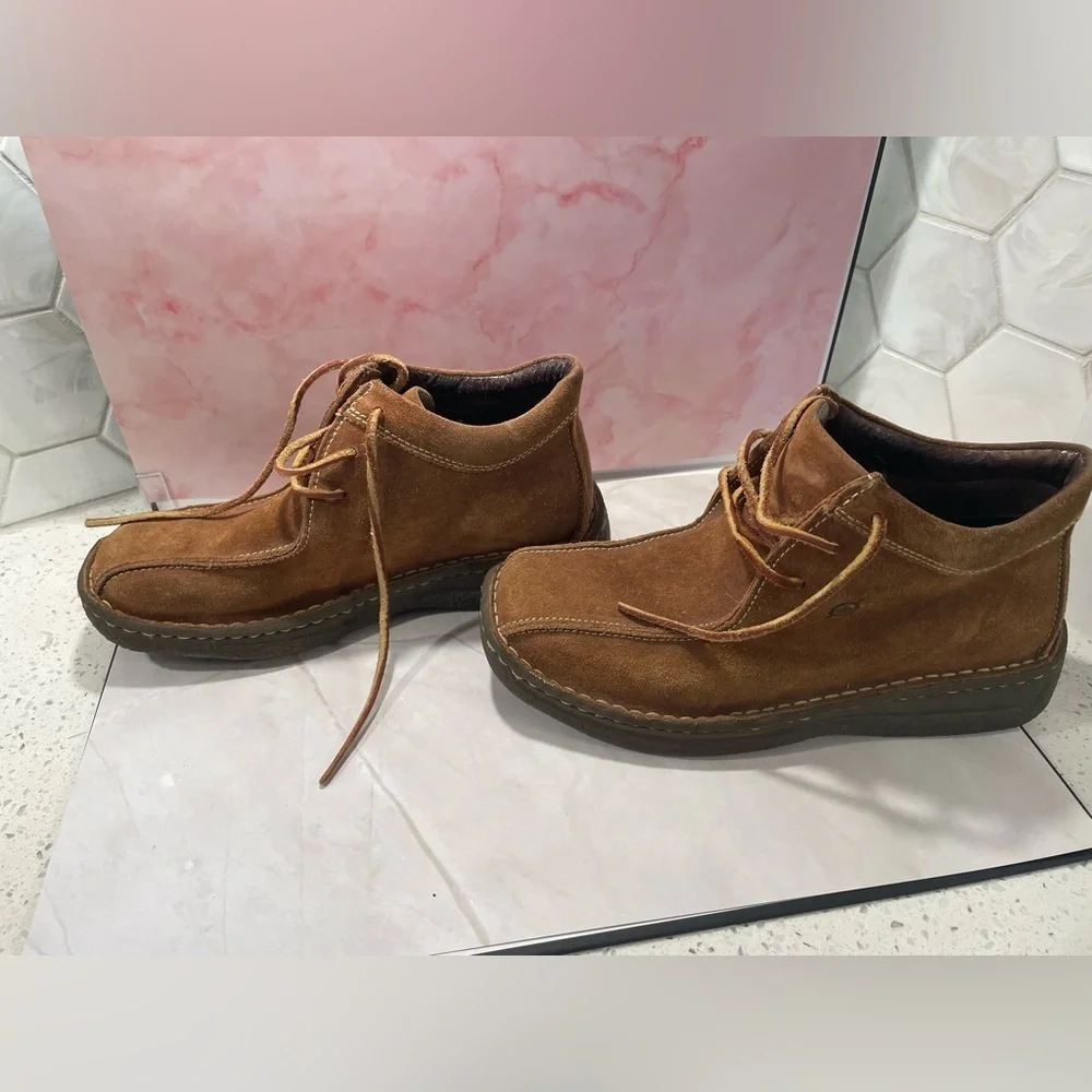 Born Woman’s Tan Suede Lace Up Boots Size 7 Leather Contrast Stitching Bootie